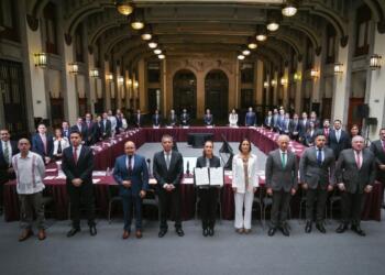 México renueva pacto para mantener gasolina regular en 24 pesos por litro