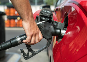 Diésel se encarece 7% y sacude costos de transporte