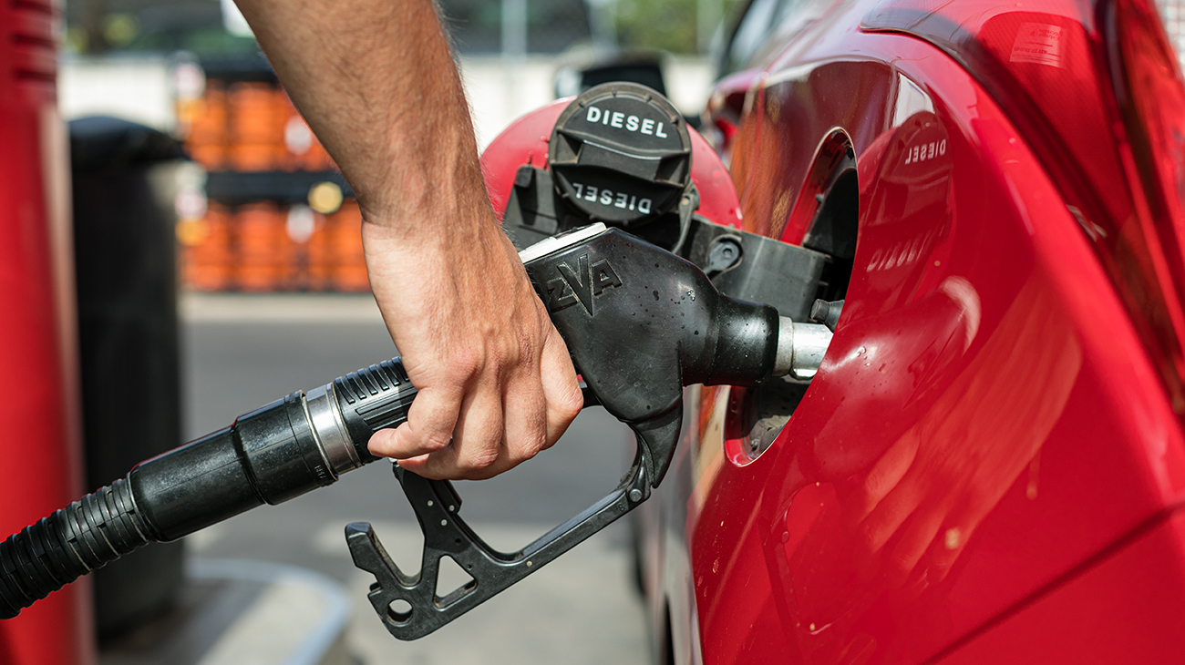 Diésel se encarece 7% y sacude costos de transporte