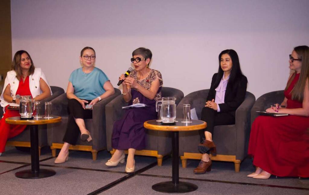 Panel sobre participación femenina en el sector energético durante evento de ICM en CDMX