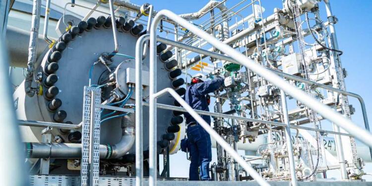 Esentia coloca 2,000 mdd en mercados globales