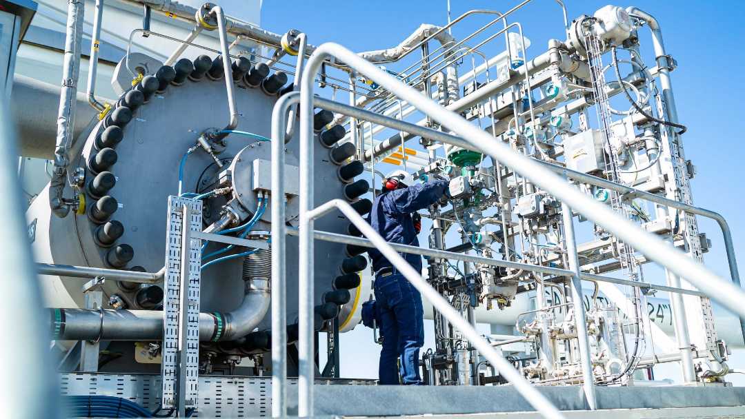 Esentia coloca 2,000 mdd en mercados globales