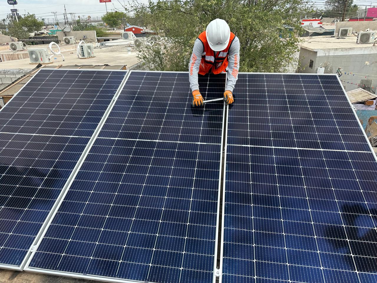 CFE impulsa 5 mil techos solares en Baja California