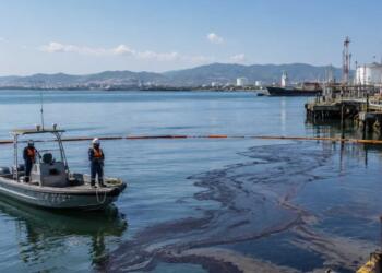 Pemex inspecciona terminal por mancha aceitosa en Manzanillo