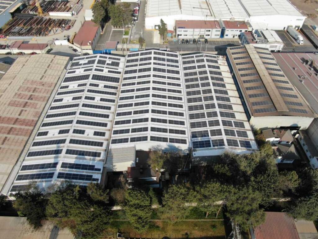 Sistemas de energía limpia y almacenamiento que permiten medir y documentar el consumo energético y el desempeño ambiental de las empresas.
