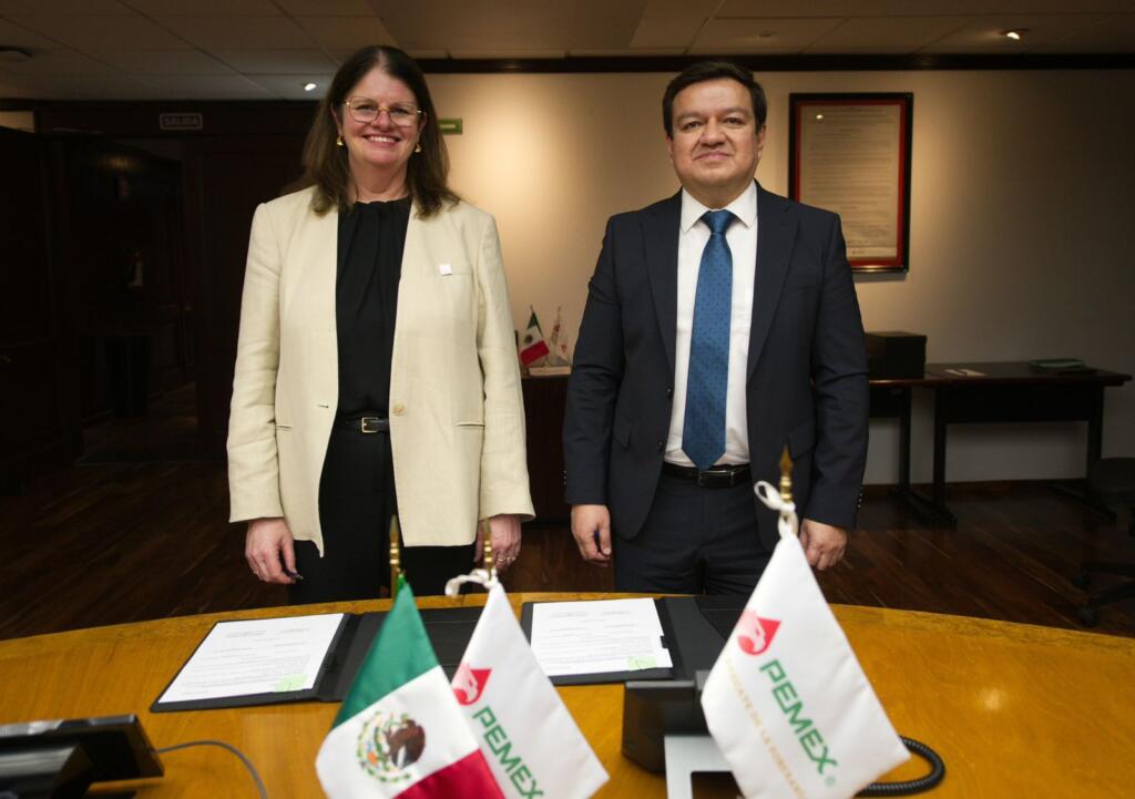 Representantes de Pemex y Woodside Energy durante la firma del Memorando de Entendimiento para cooperación en exploración y producción de hidrocarburos.