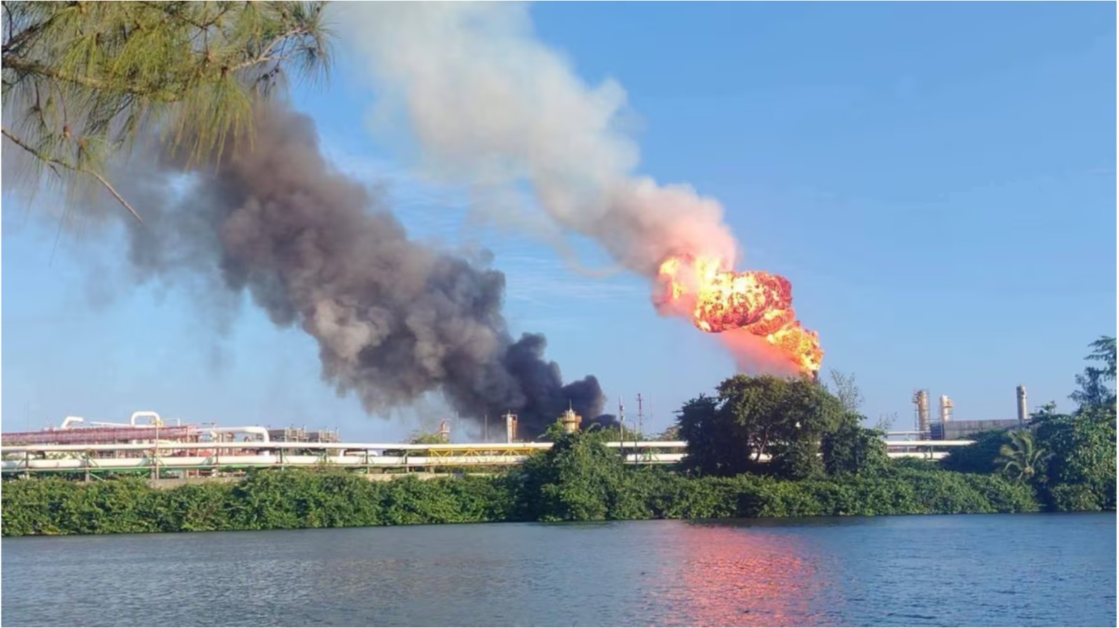 Incendio en Dos Bocas; Refinería Olmeca opera con normalidad: Pemex